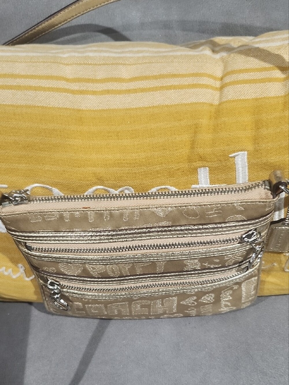 LOW START Coach POPPY Gold Metallic Signature Triple-Zip Crossbody - Picture 5 of 9